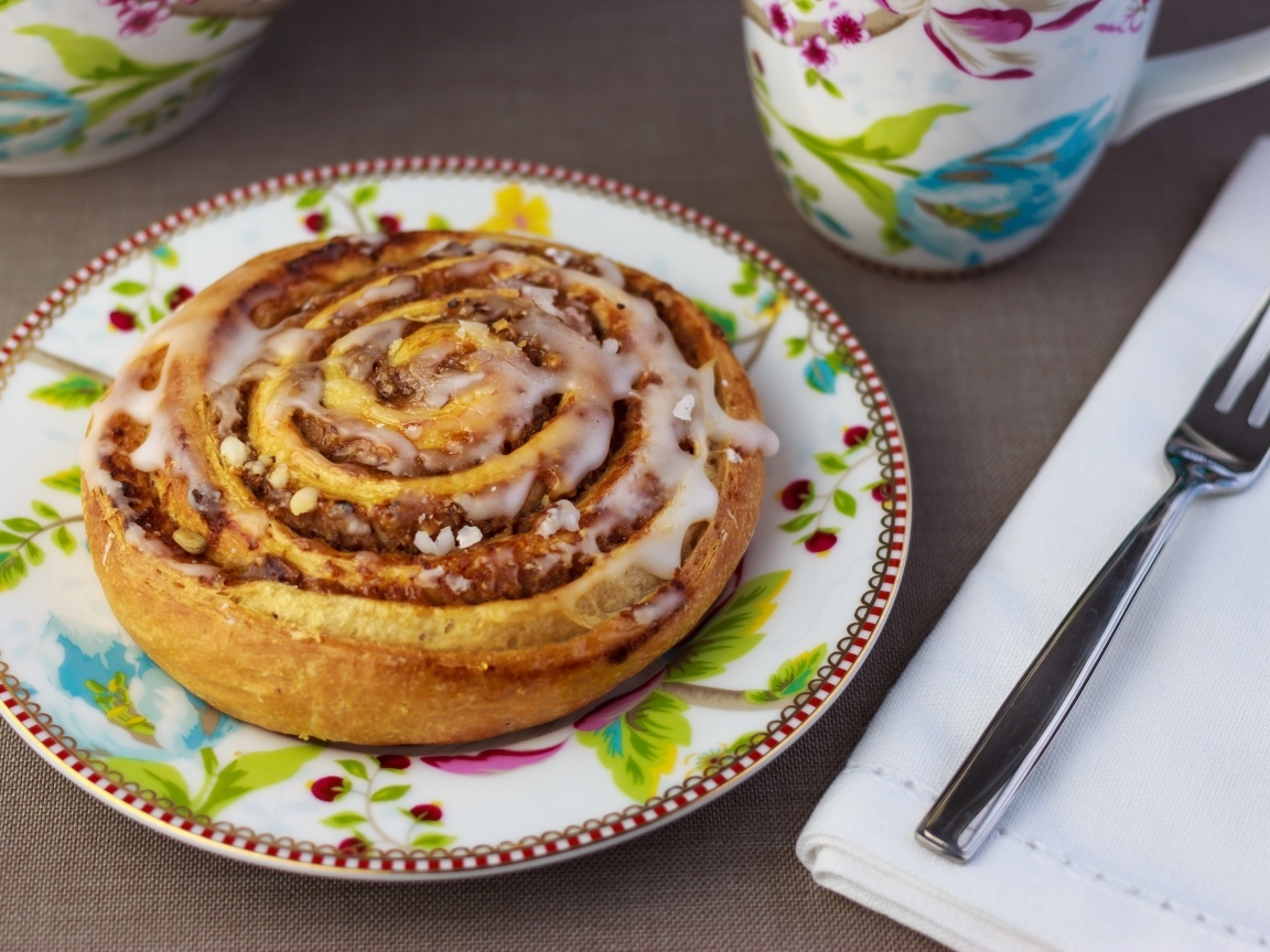 Аппетитная булочка на красивой тарелке 