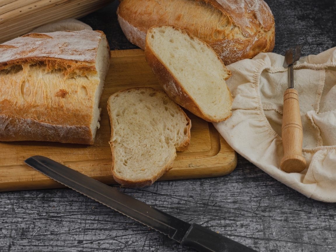 Свежий нарезанный хлеб на столе