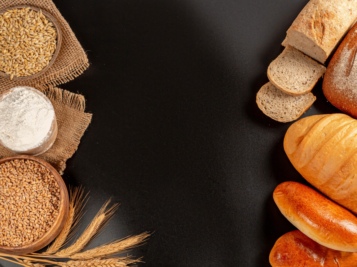 Пшеница на столе с мукой и хлебом