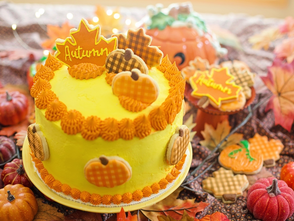 Аппетитный торт с осенним украшением