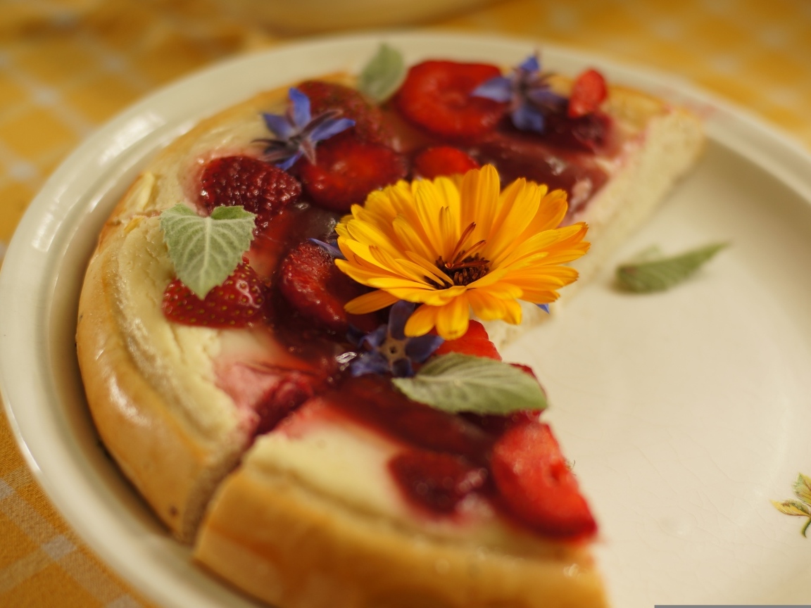 Аппетитный пирог с ягодами клубники и цветами