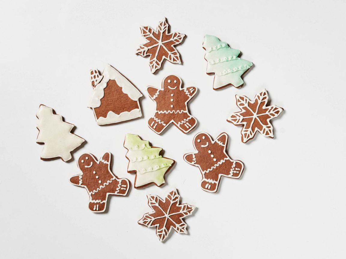 Красивое новогоднее печенье на белом фоне