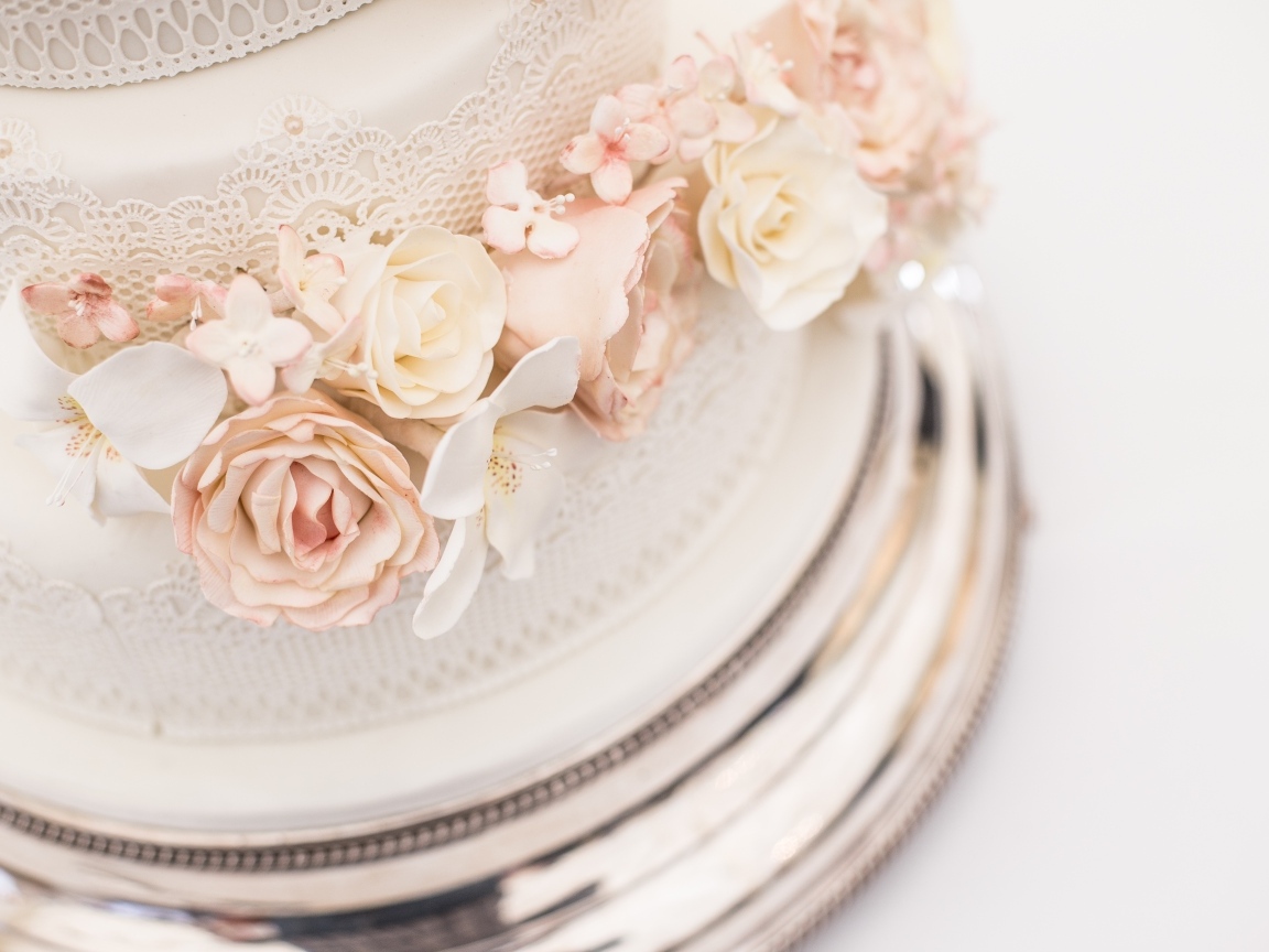 Большой свадебный торт с цветами