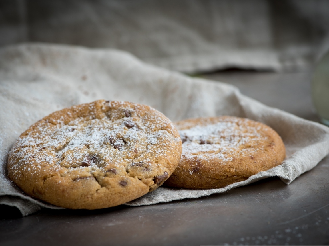 Печенье с шоколадной крошкой посыпано сахарной пудрой