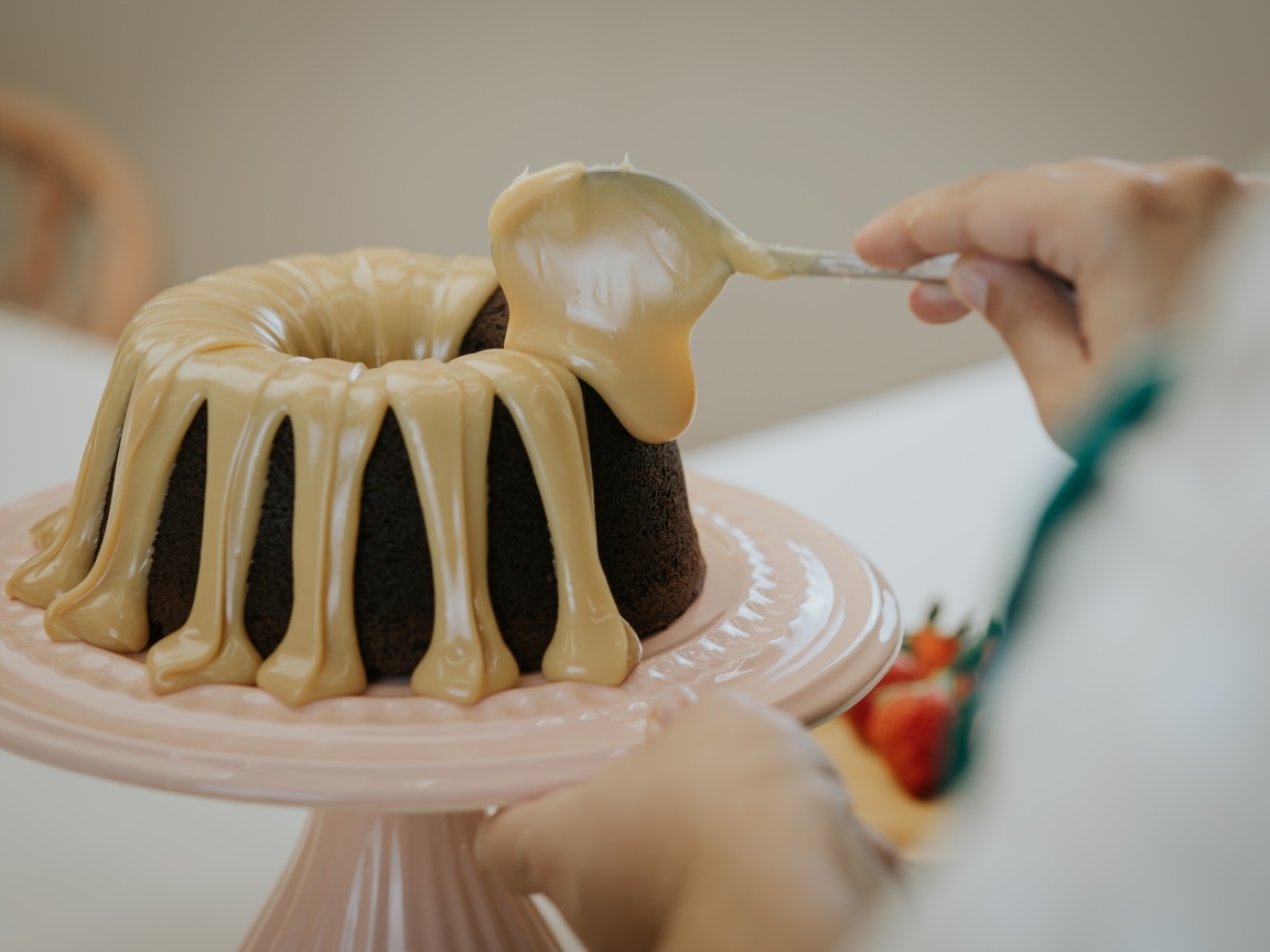 Шоколадный кекс с кремом на тарелке