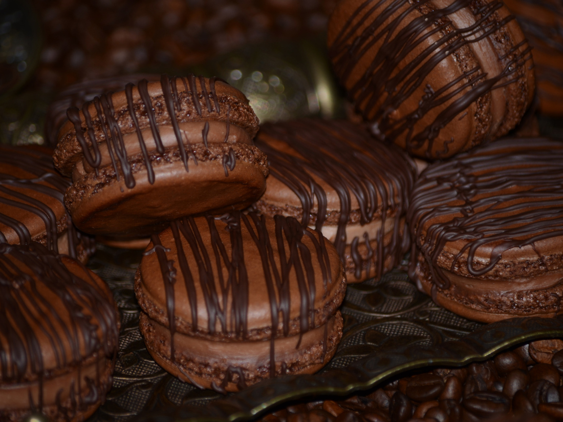 Шоколадное печенье макарон на столе