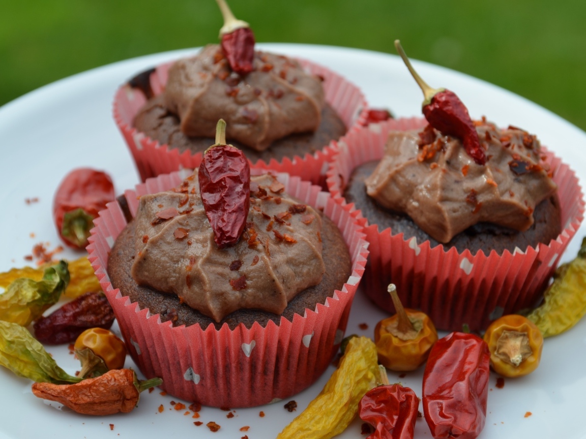 Шоколадный кекс с кремом и острым перцем