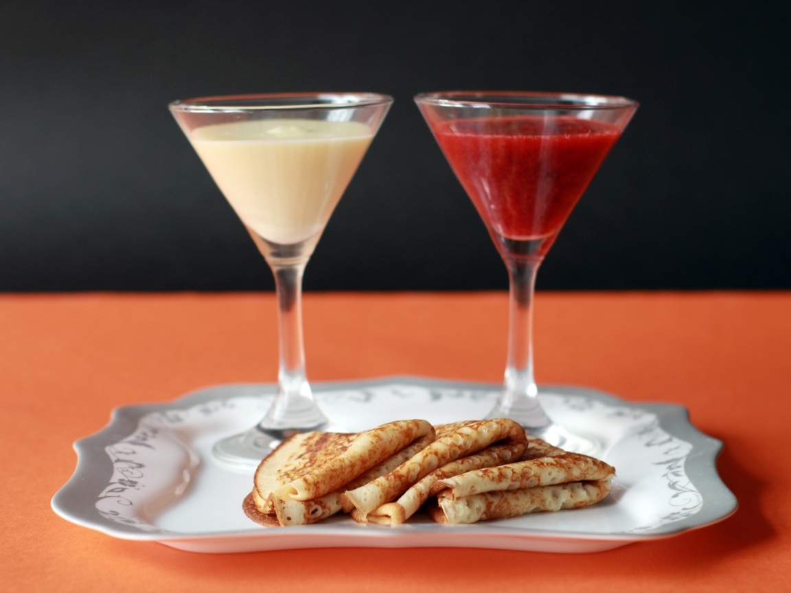 Сгущенка и варенье на тарелке с блинами