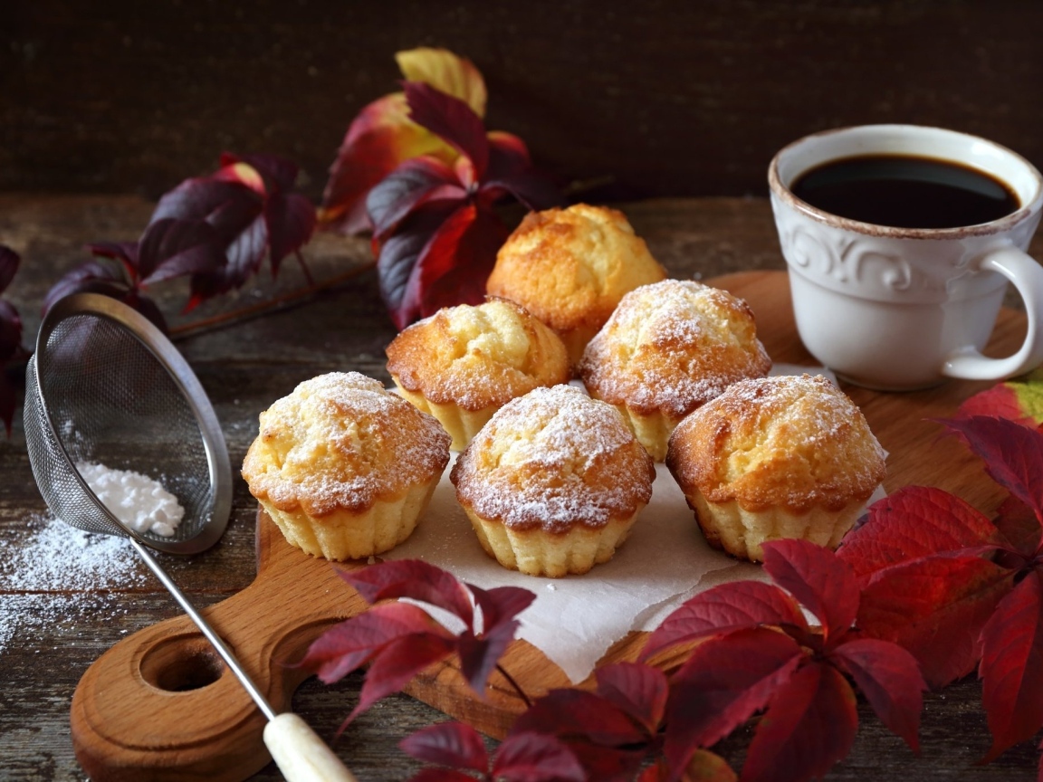 Кексы на столе с кофе и листьями