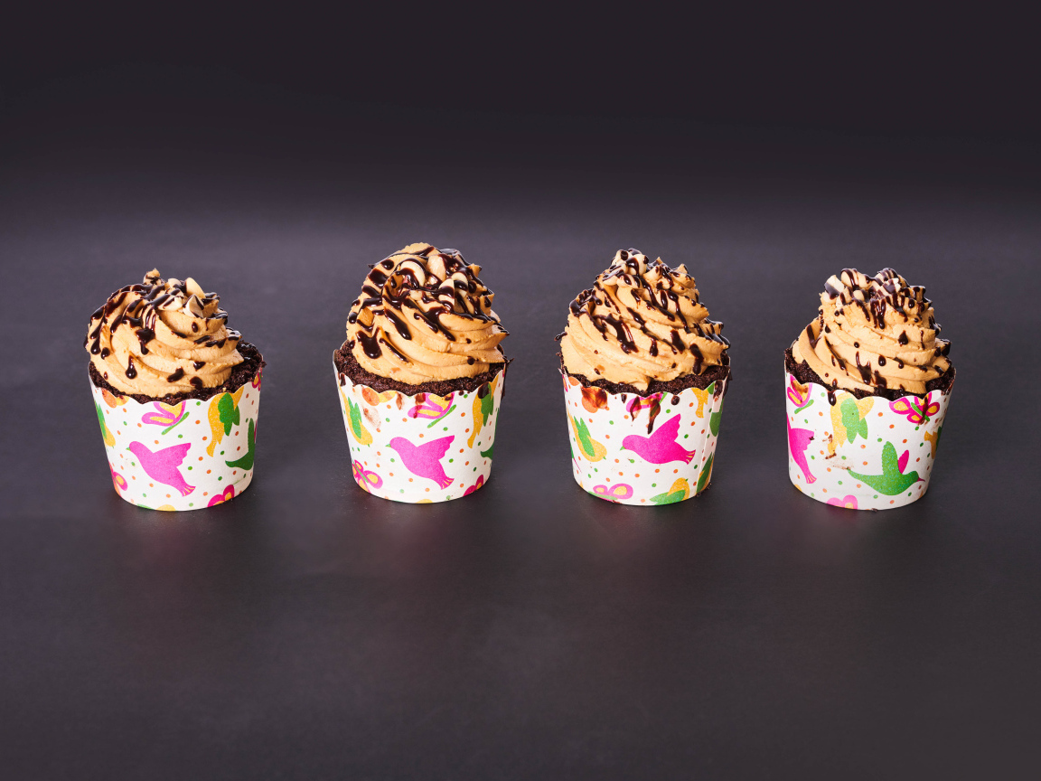 Кексы с кремом на сером столе