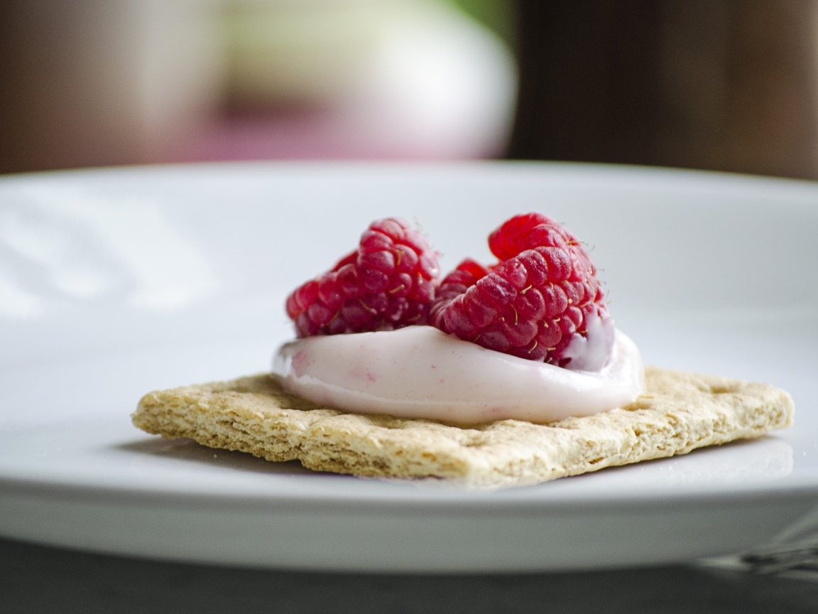 Сухое печенье с кремом и ягодами малины