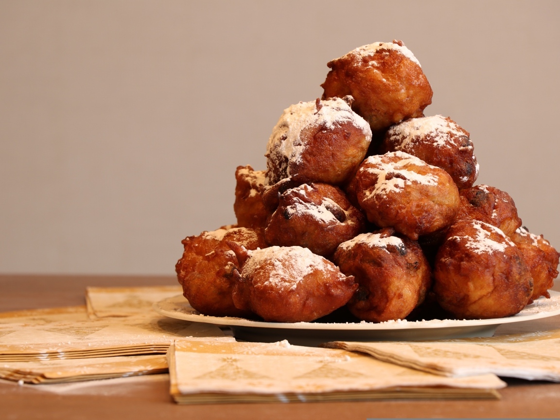 Жареные в масле пончики на столе