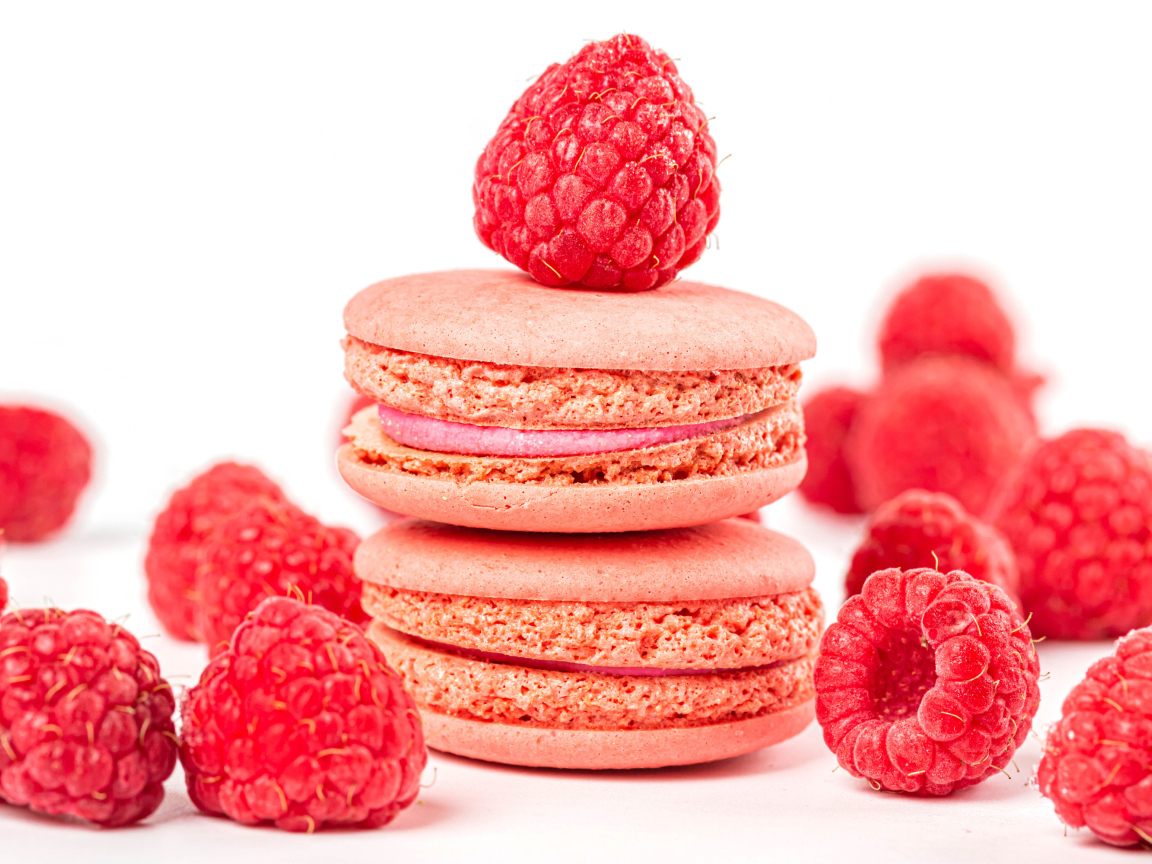 Печенье макарун с малиной на белом фоне