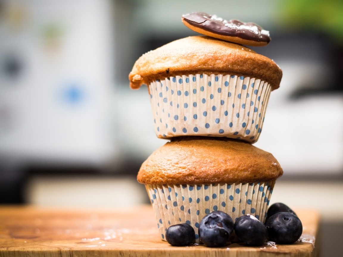 Маффины с ягодами черники на столе