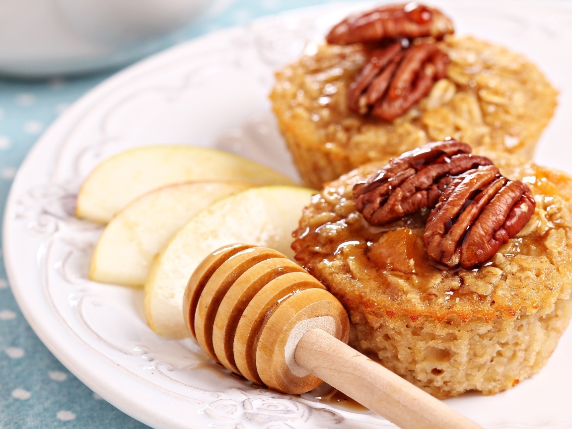 Кексы с медом, орехами и кусочками яблока