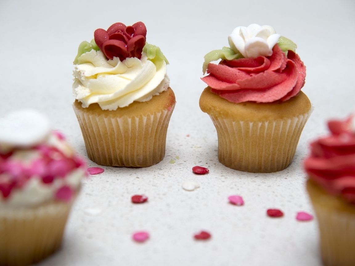 Маффины с красным и белым кремом