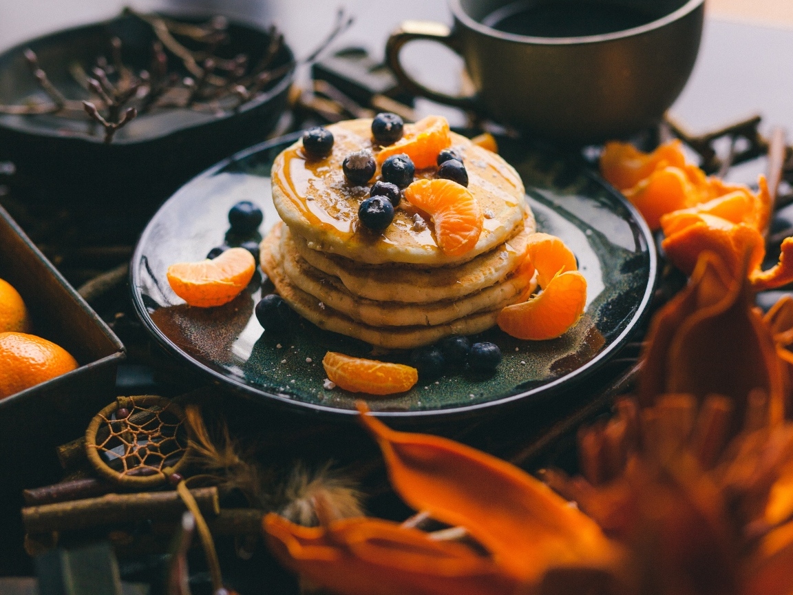 Оладьи с мандарином и ягодами черники