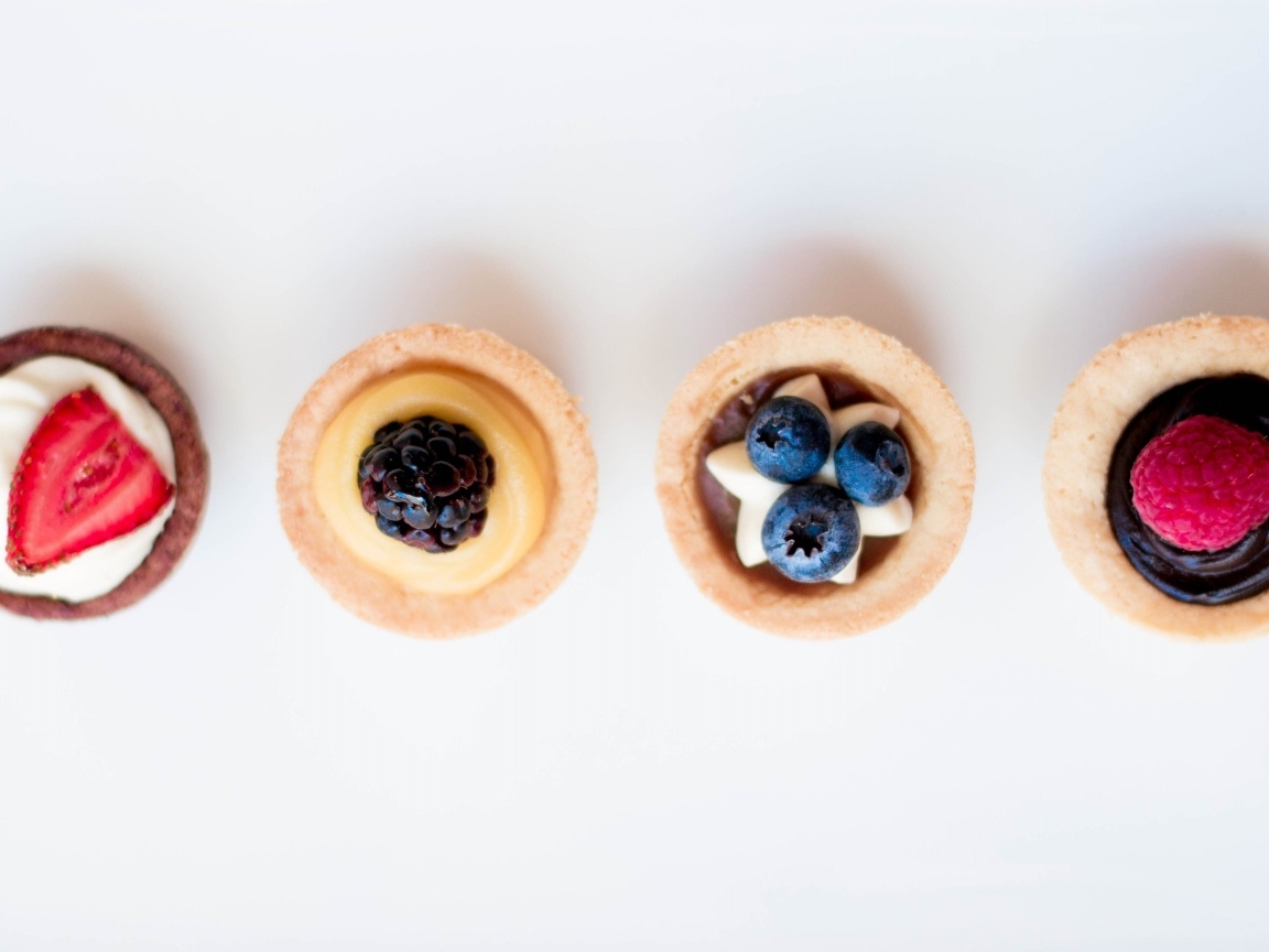 Песочное печенье с кремом на белом фоне