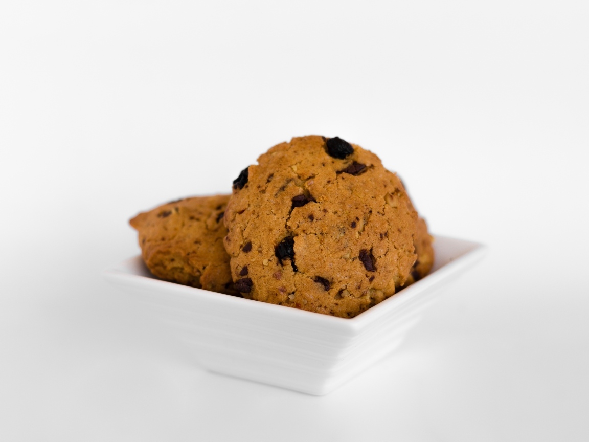 Сладкое печенье в белой тарелке 