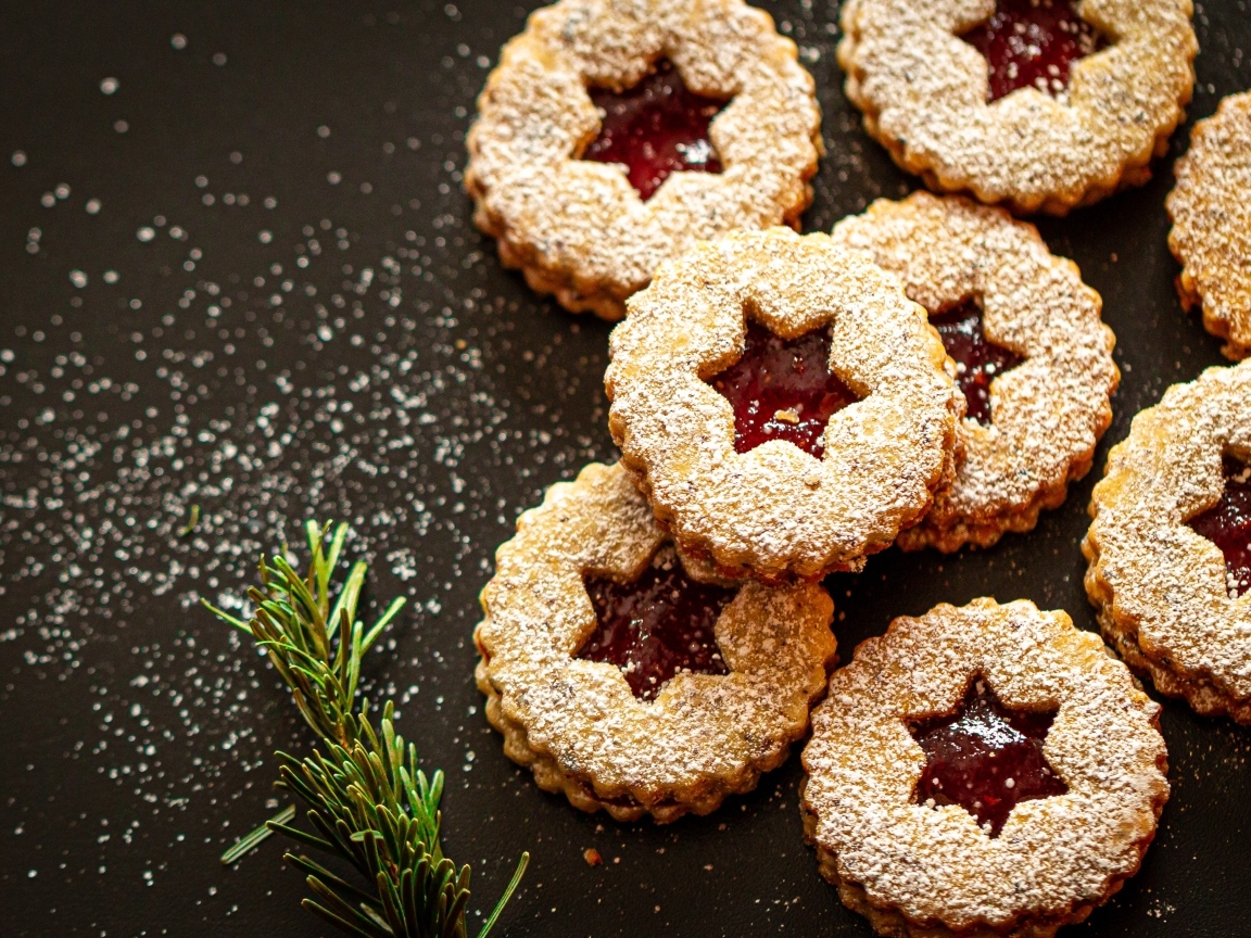 Сладкое печенье с джемом и сахарной пудрой