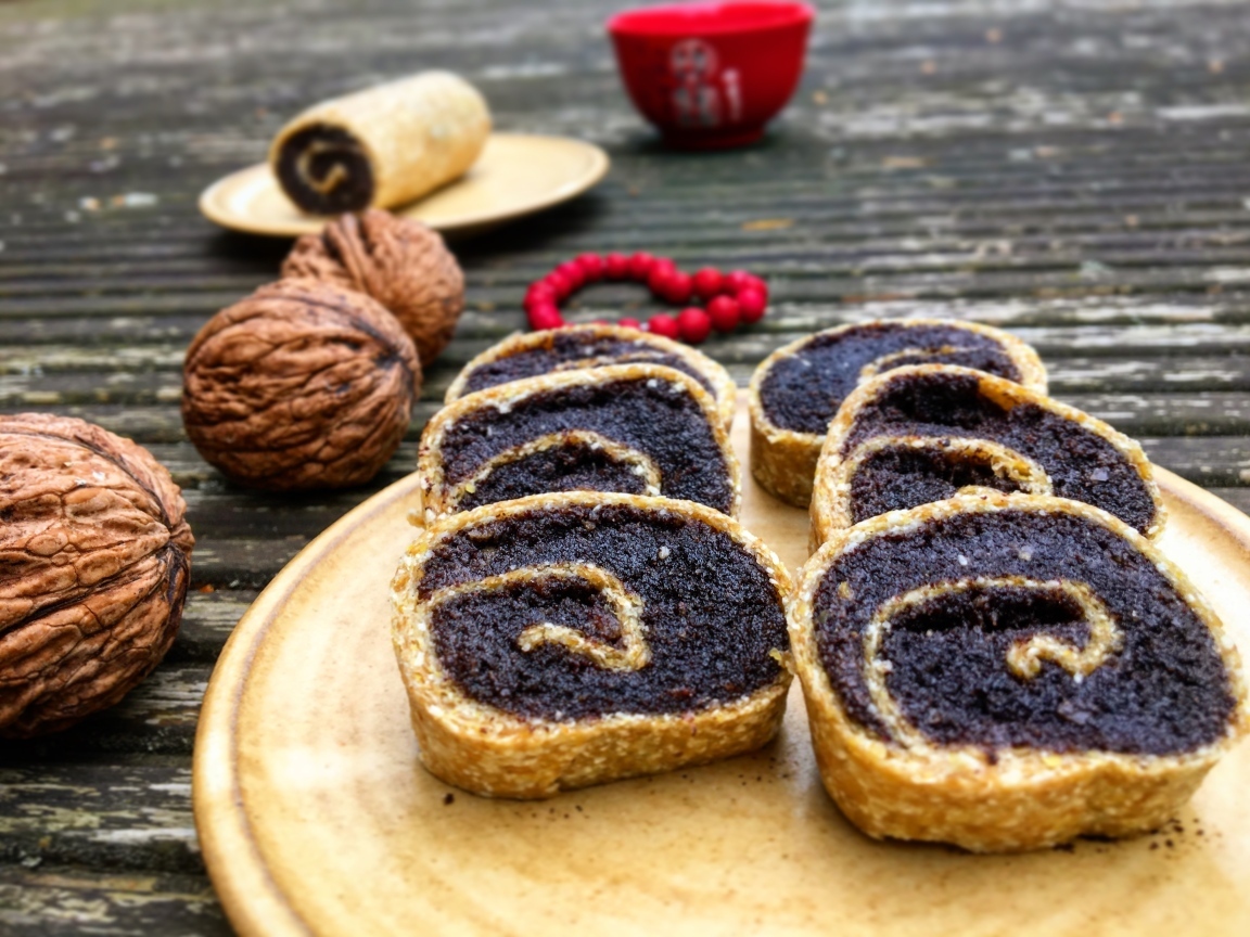 Сладкое печенье с маком и грецкими орехами