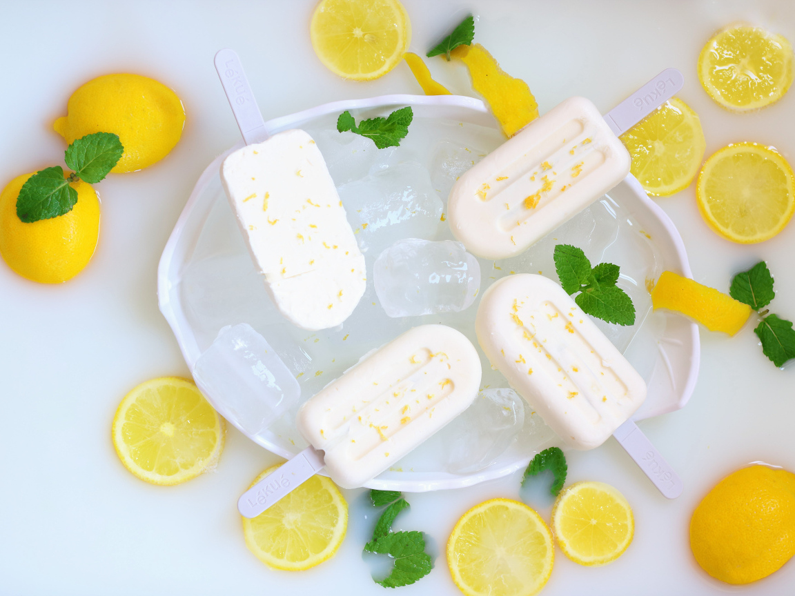 Сладкое сливочное мороженое с лимонами