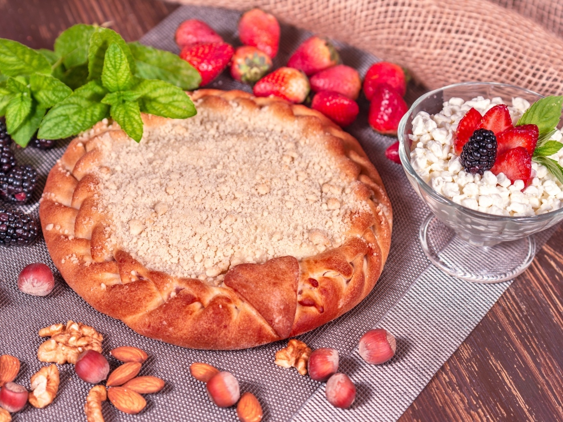 Сладкий пирог с ягодами на столе