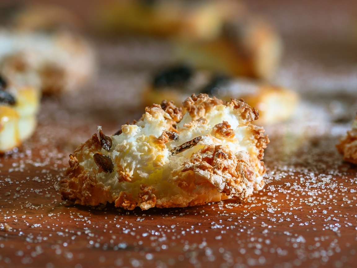 Сладкое сахарное печенье на столе