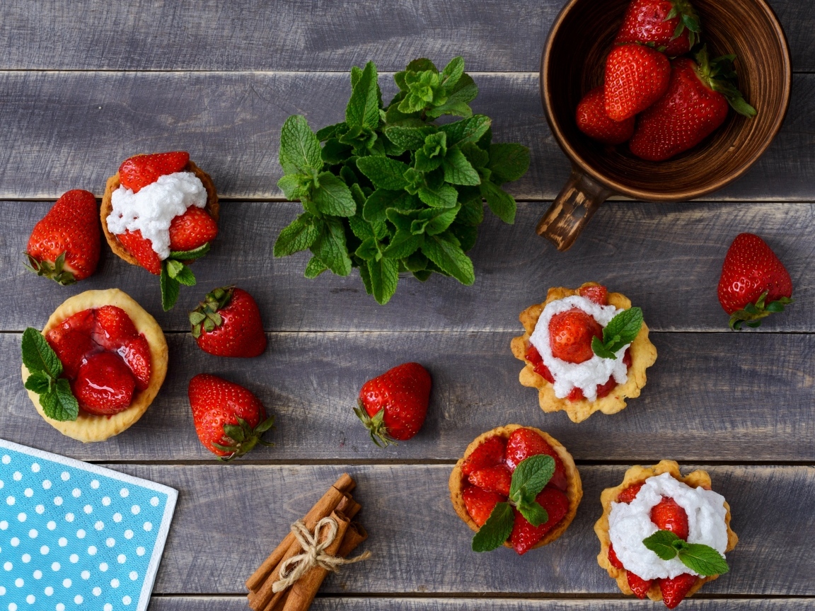Тарталетки с кремом, ягодами клубники  и мятой