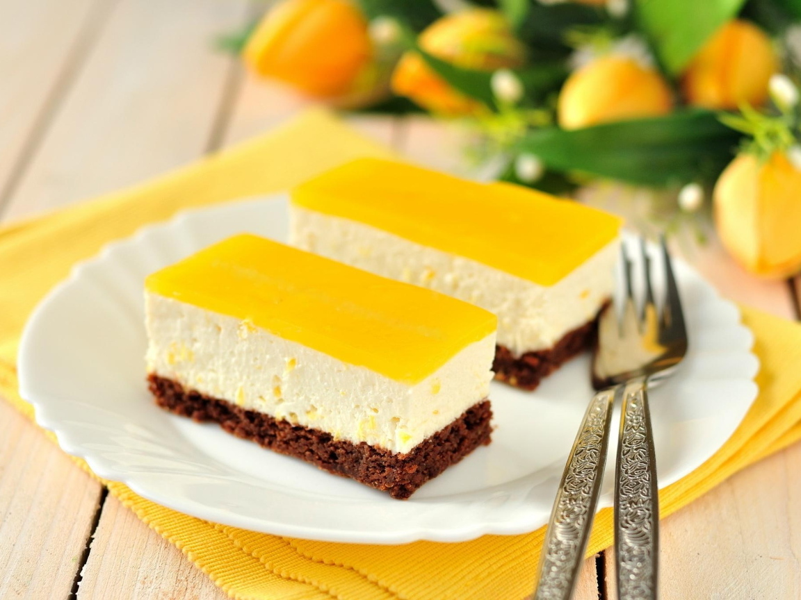 Два куска пирожного на тарелке