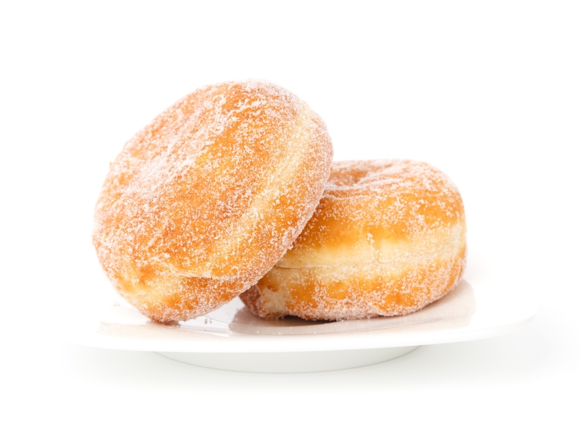 Два сладких пончика в сахарной пудре на белом фоне