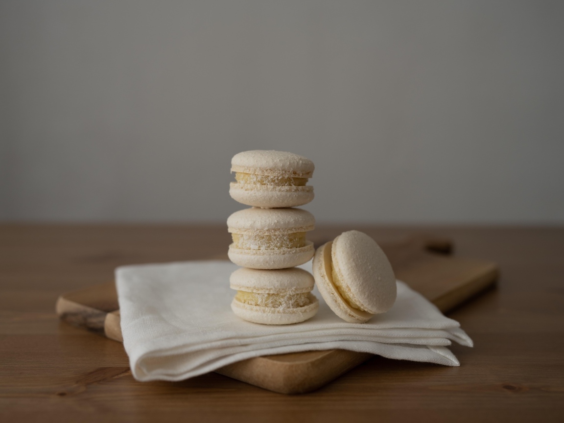 Белый десерт макаронс с кокосовой стружкой