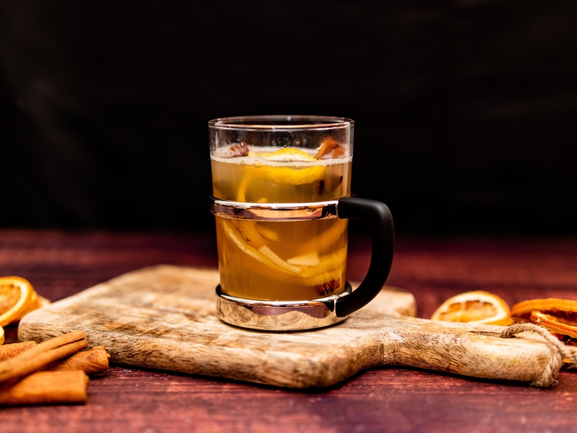 Стакан горячего апельсинового глинтвейна