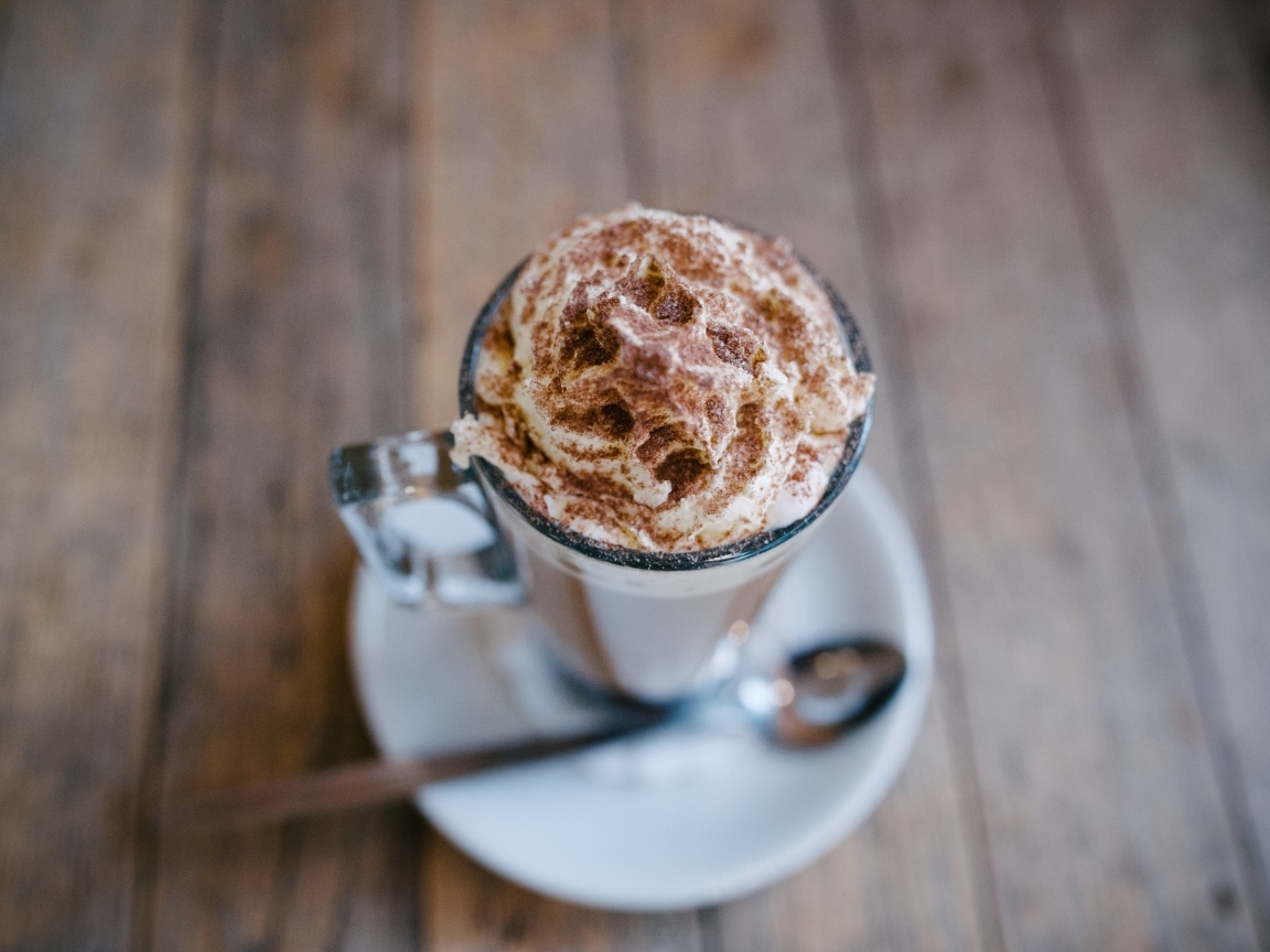 Чашка кофе со взбитыми сливками