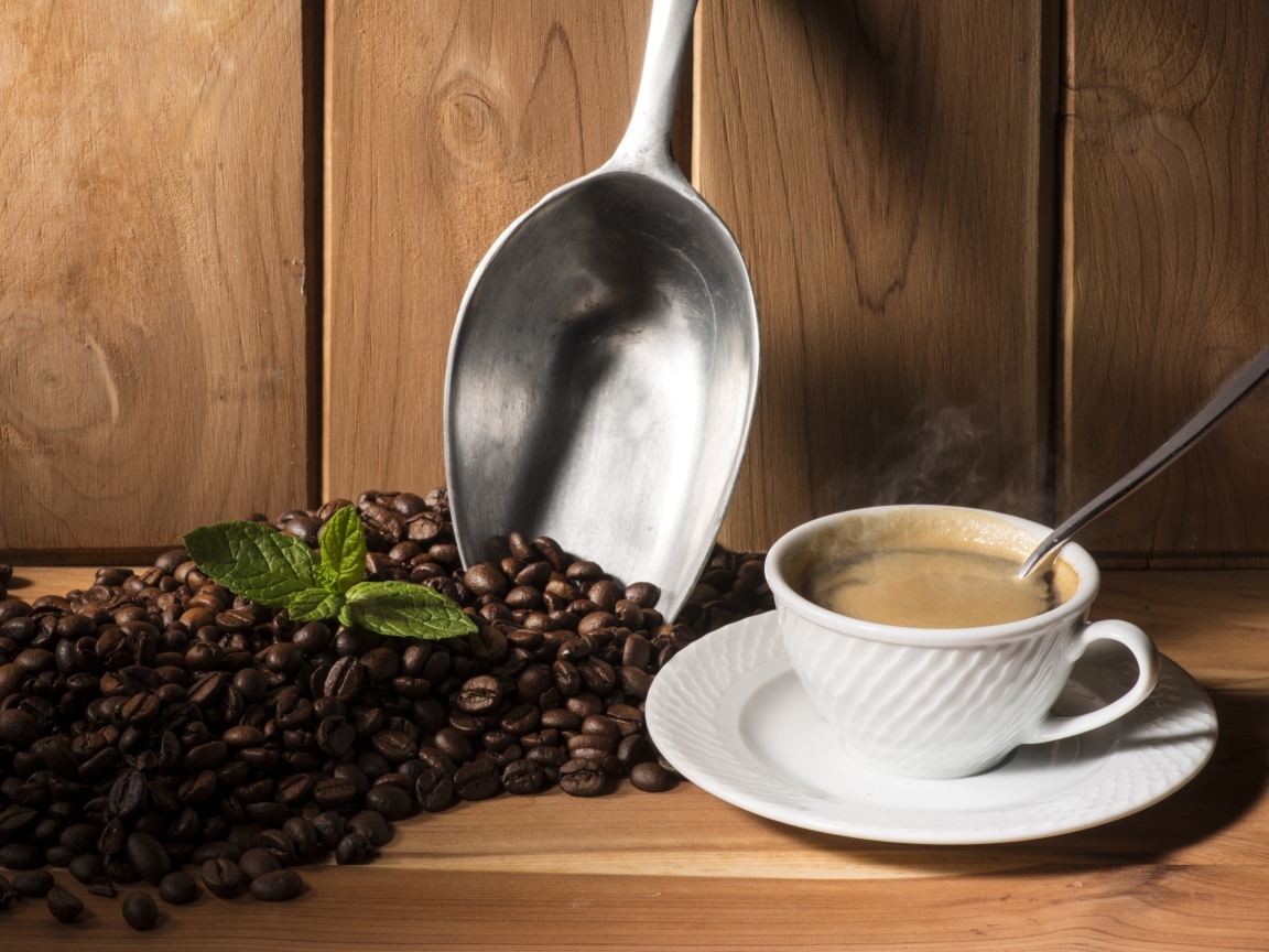 Чашка кофе на столе с ароматными зернами