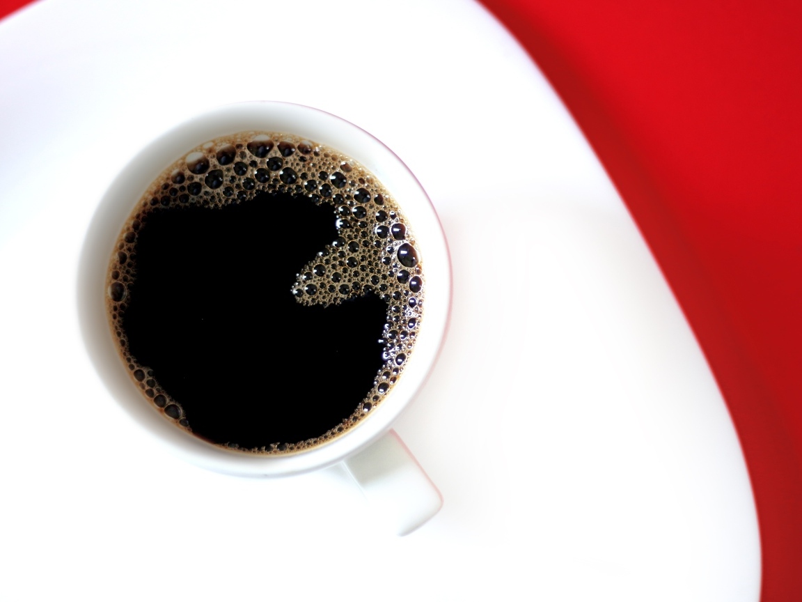 Чашка горячего черного кофе на столе 