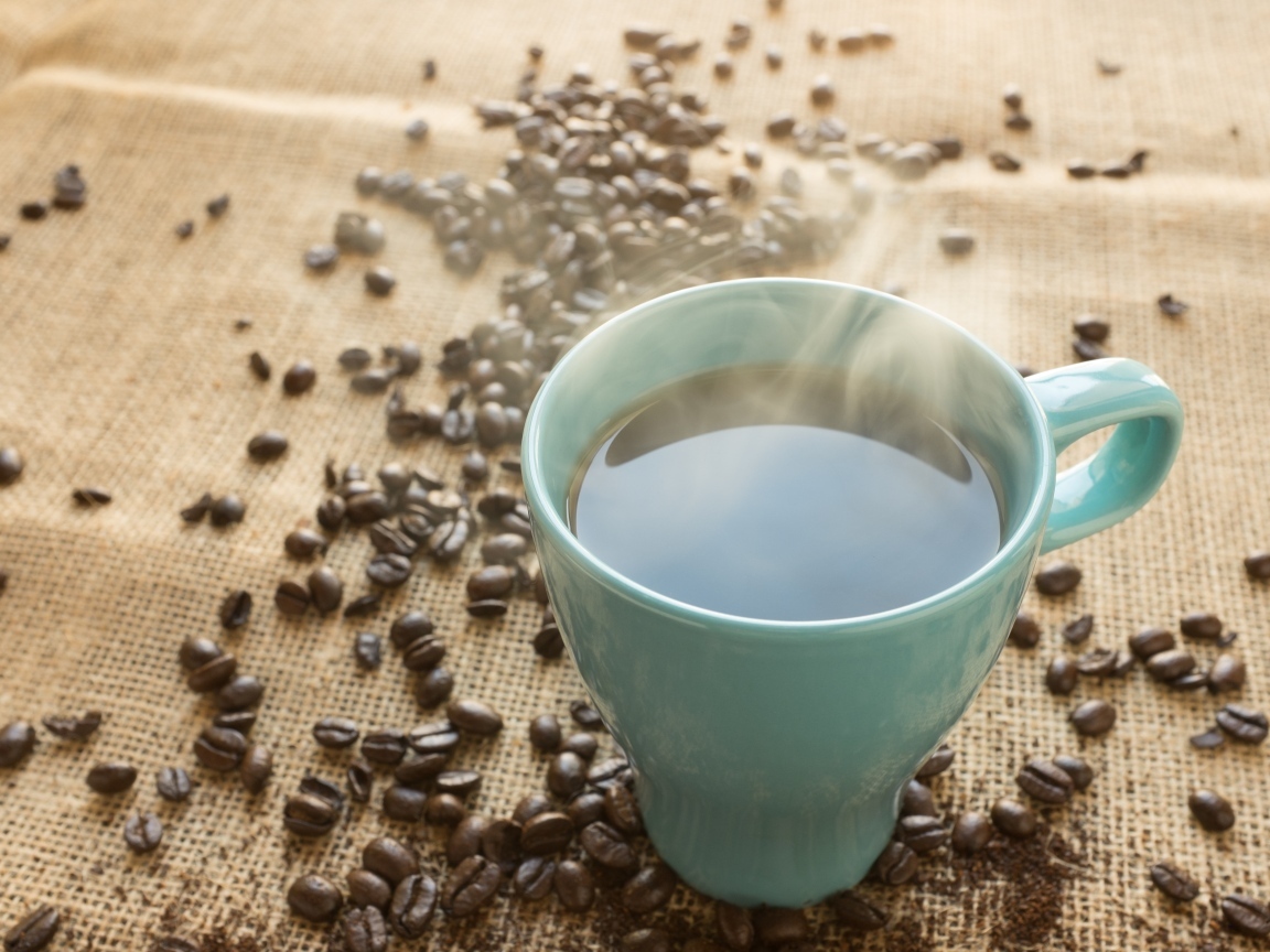 Чашка горячего кофе с зернами