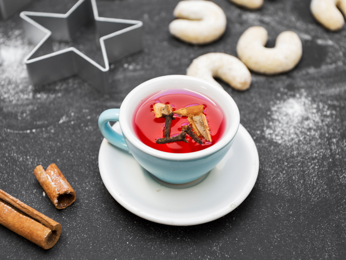 Чашка красного чая на столе с печеньем