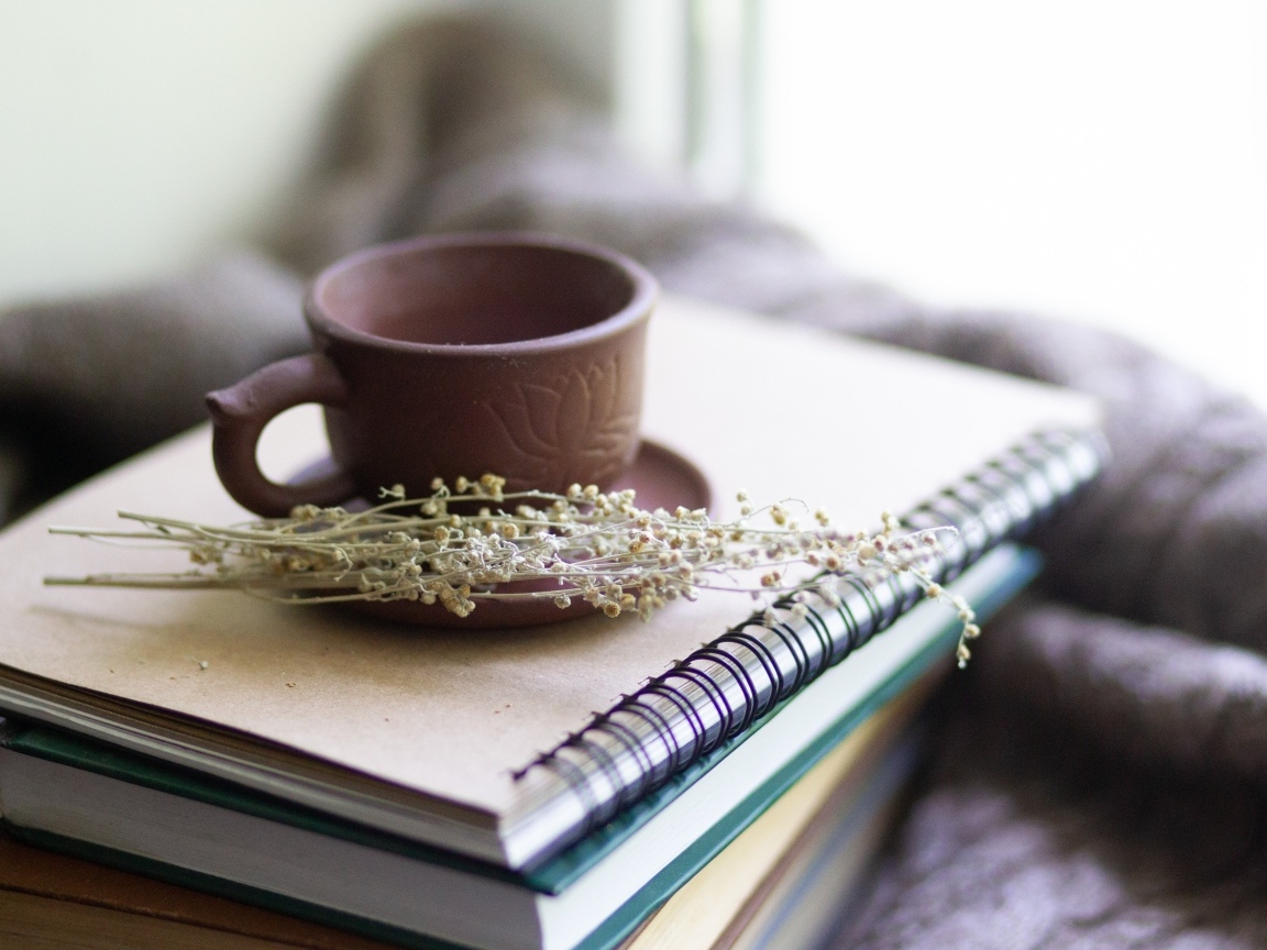 Чашка чая на столе с книгами