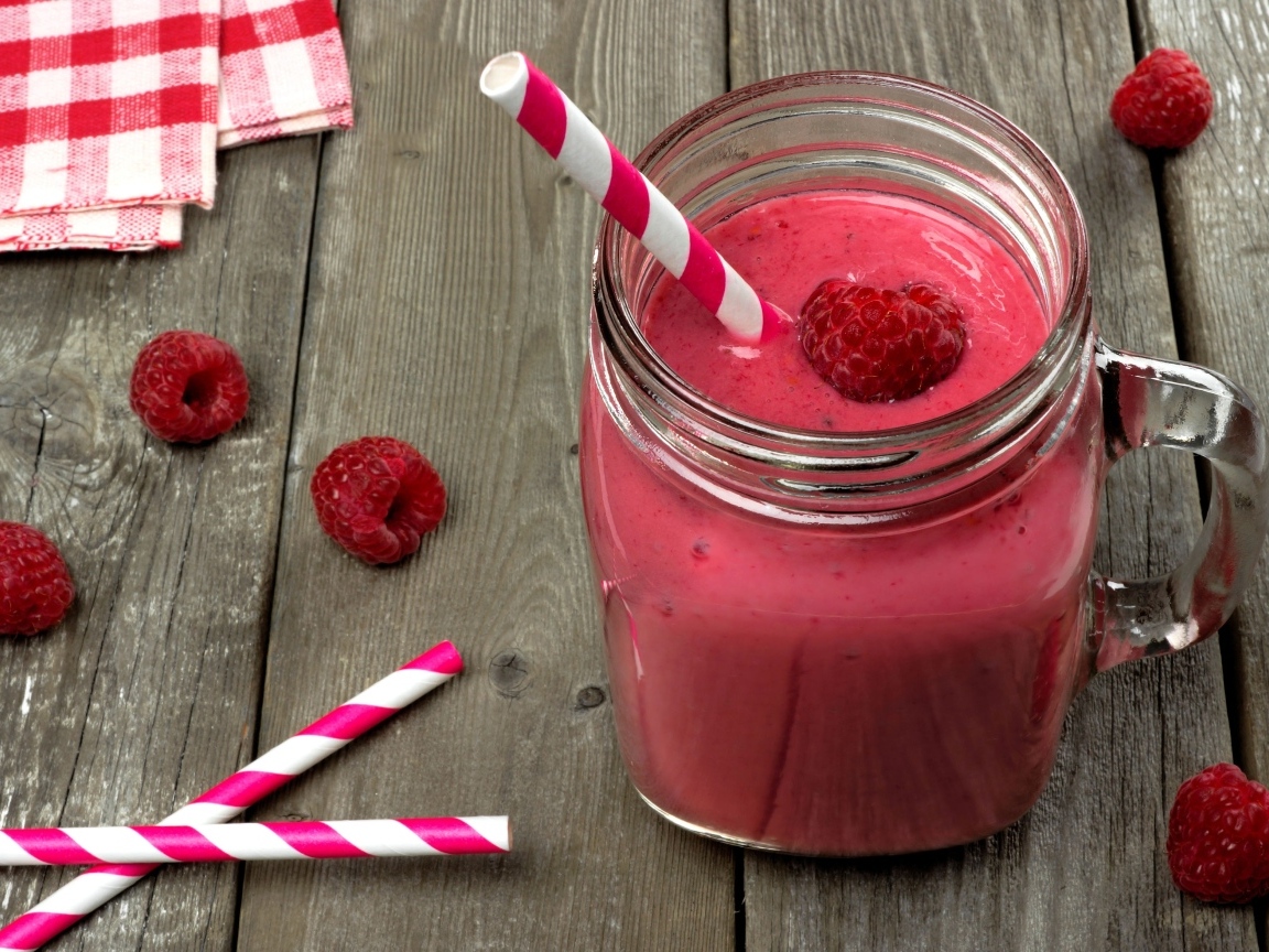 Малиновый смузи в стеклянной банке с трубочкой