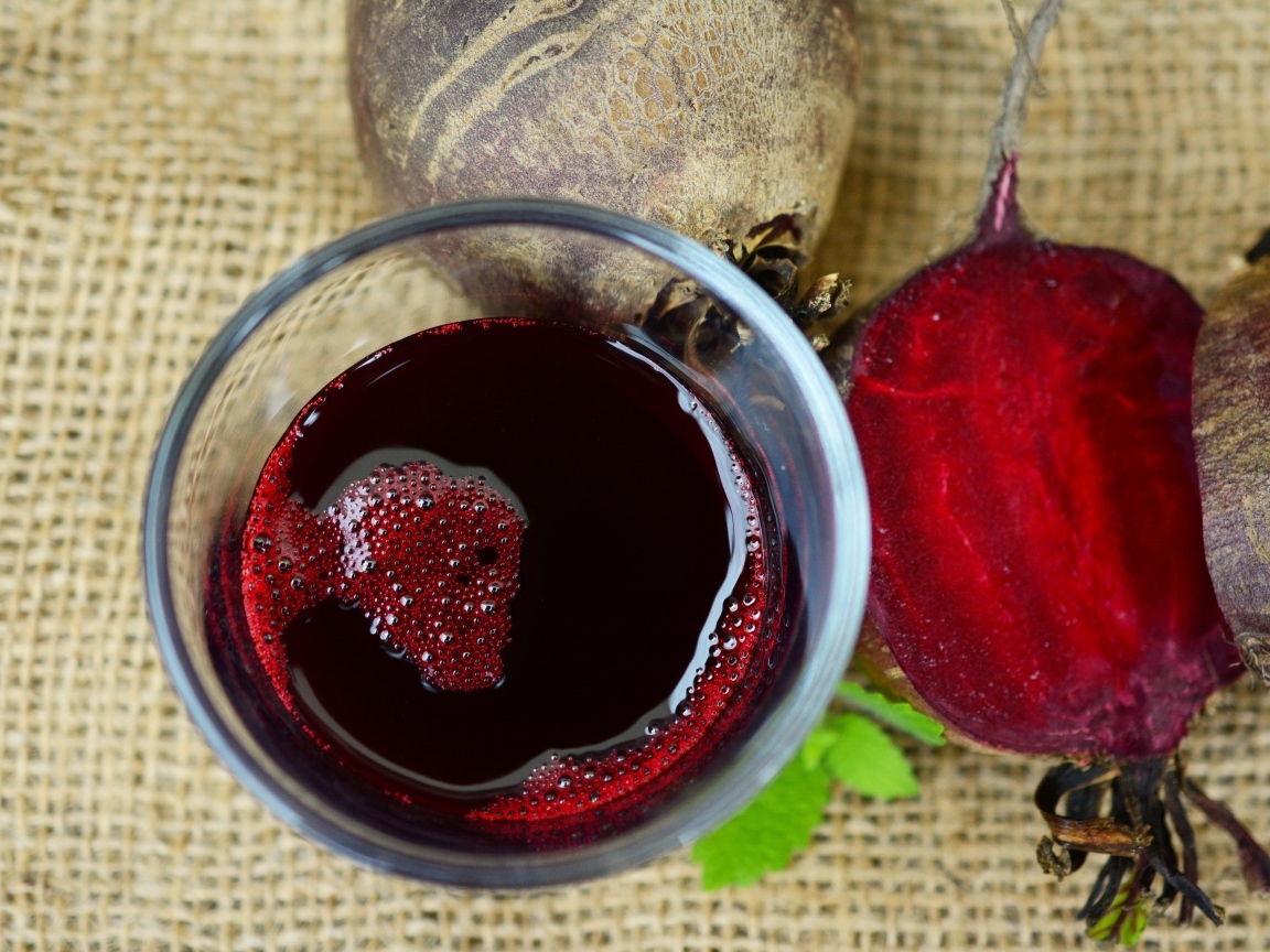 Сок из красной свеклы на столе