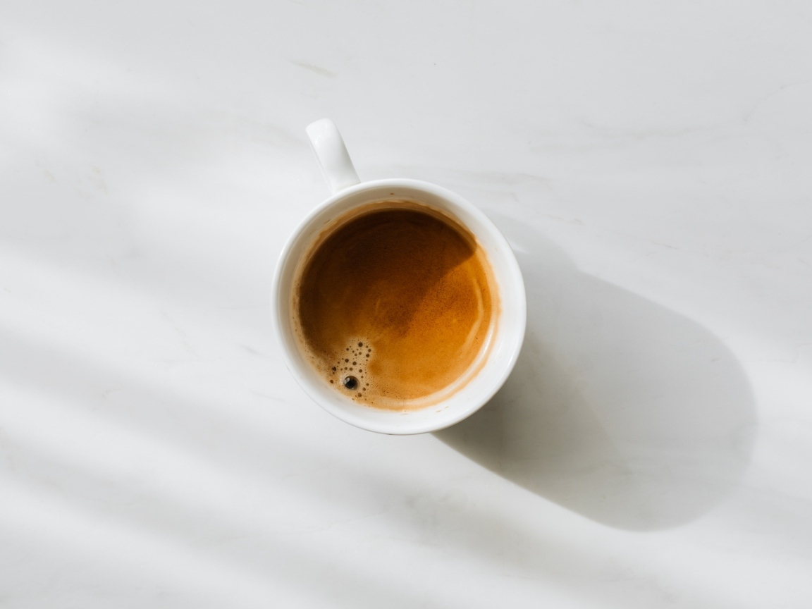 Маленькая белая чашка кофе