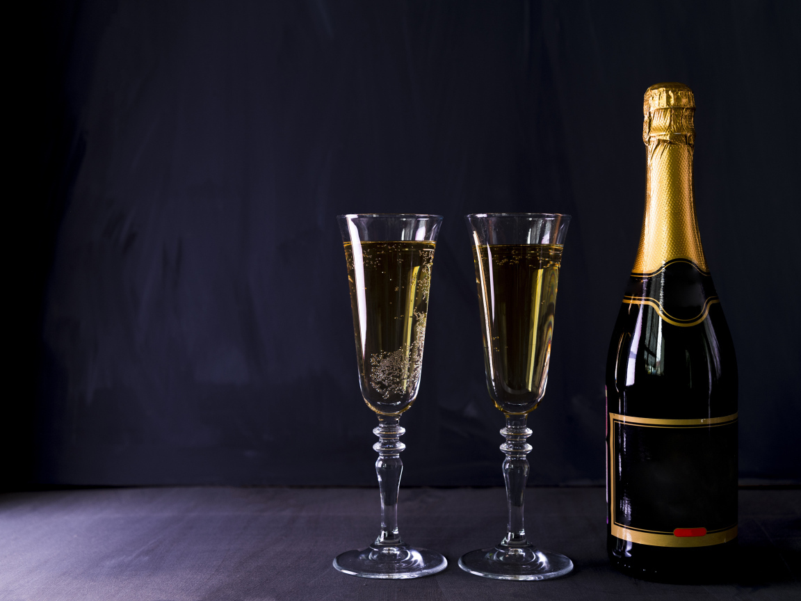 Два бокала и бутылка шампанского
