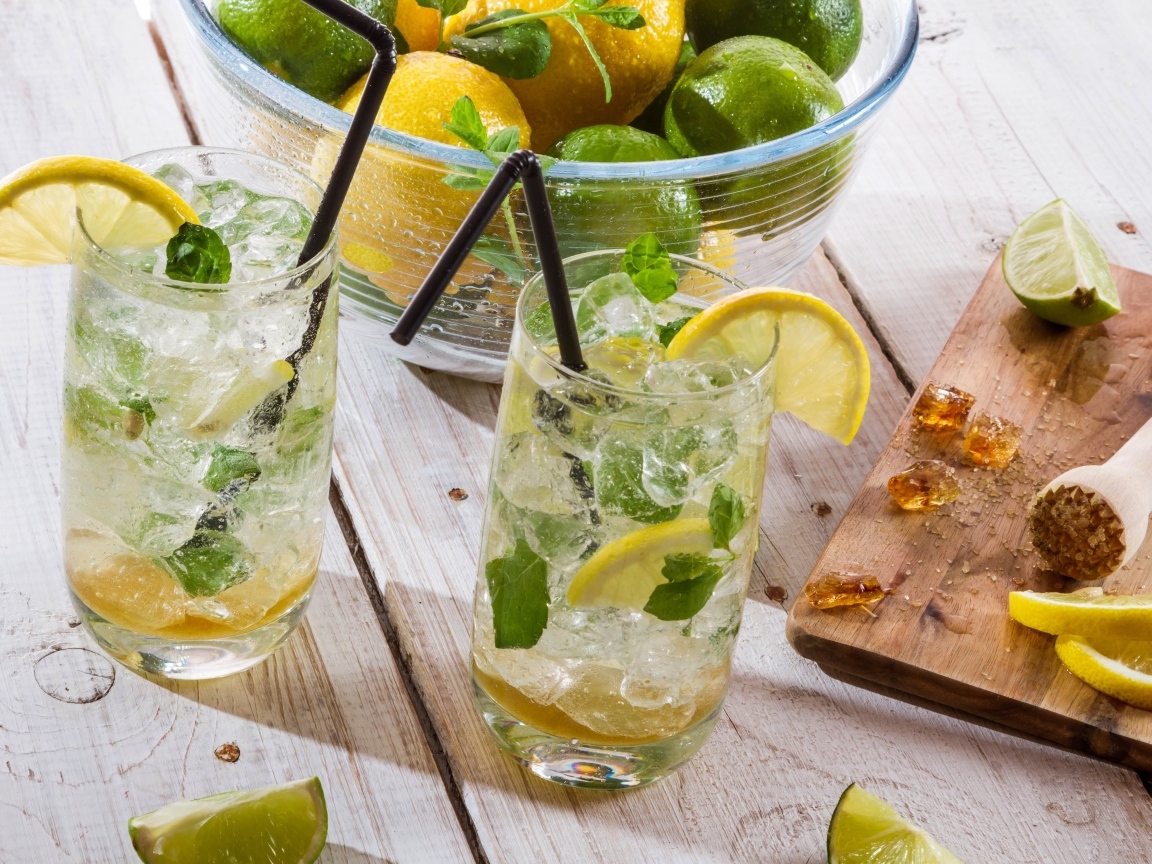 Два стакана мохито с кусочками лайма и льдом