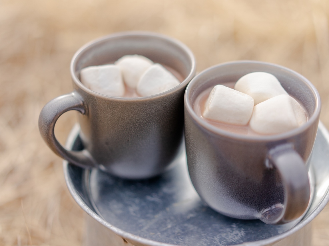 Две маленькие чашки кофе с маршмеллоу