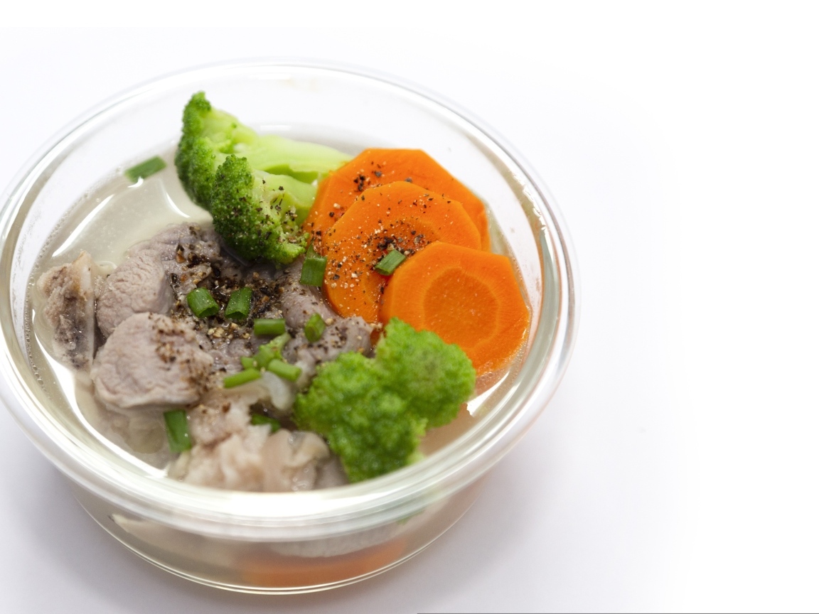 Мясо с морковью и брокколи в банке на столе