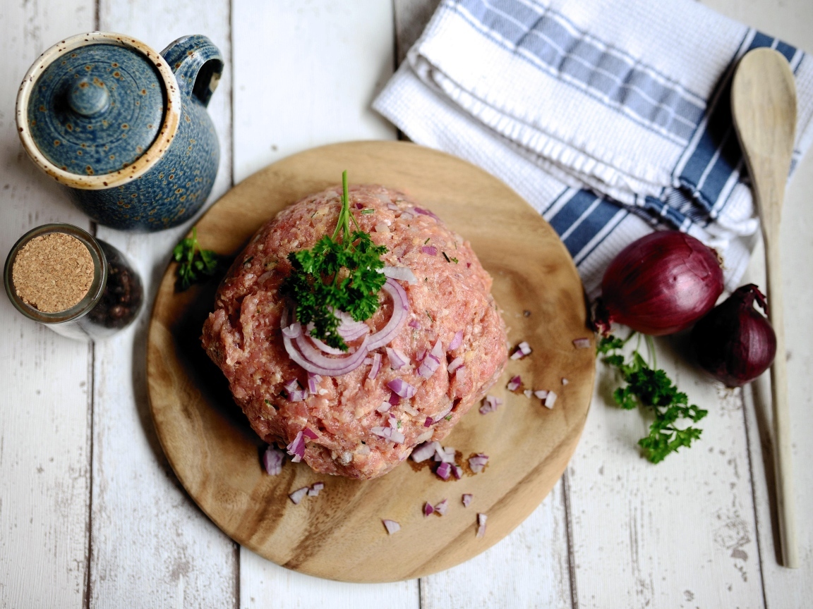 Фарш на столе с луком и специями