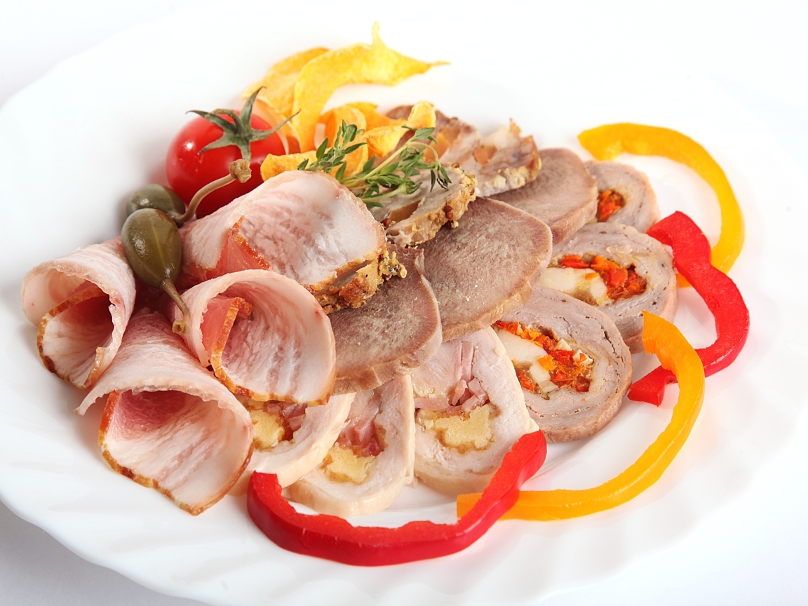 Тарелка с ветчиной и сладким перцем