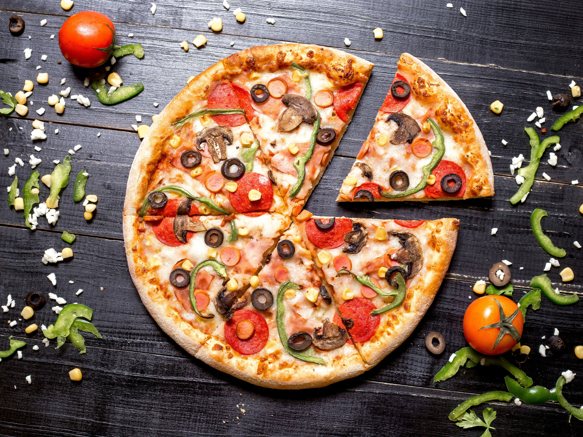 Итальянская пицца с овощами на столе