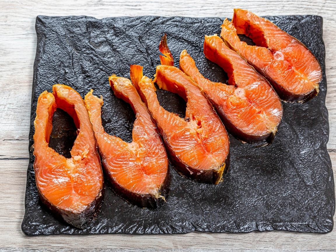 Запеченная красная рыба на столе